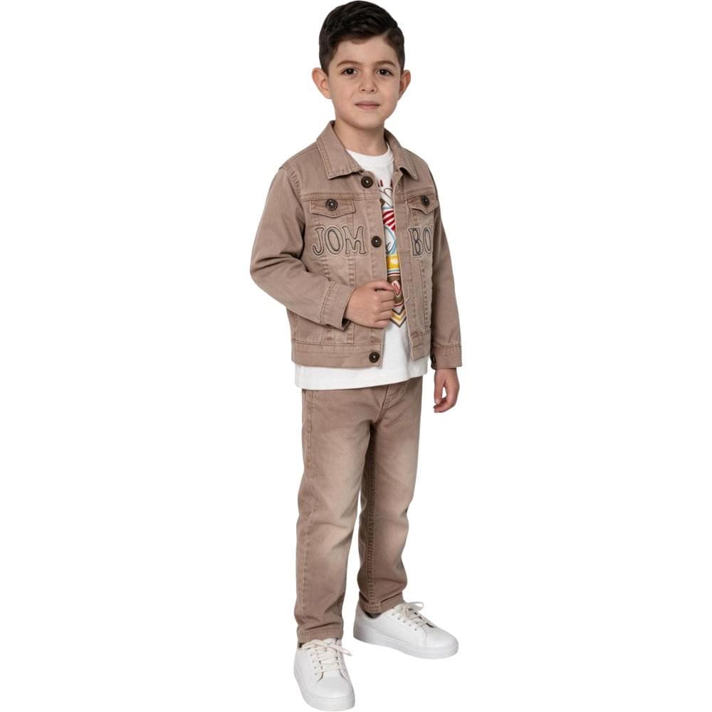 Mevsimlik ceket ve pantolon ile tişört kot takım