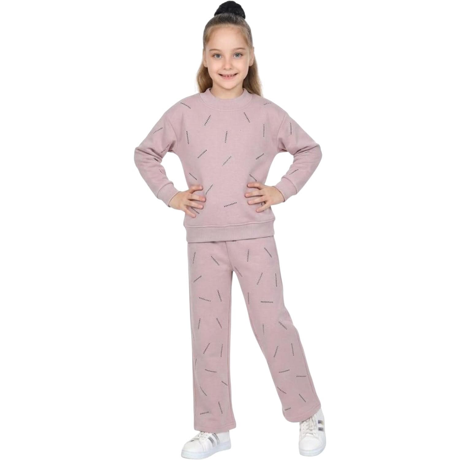 Üç iplikli polar kumaştan üretilmiş,sweatshirt ve pantolon