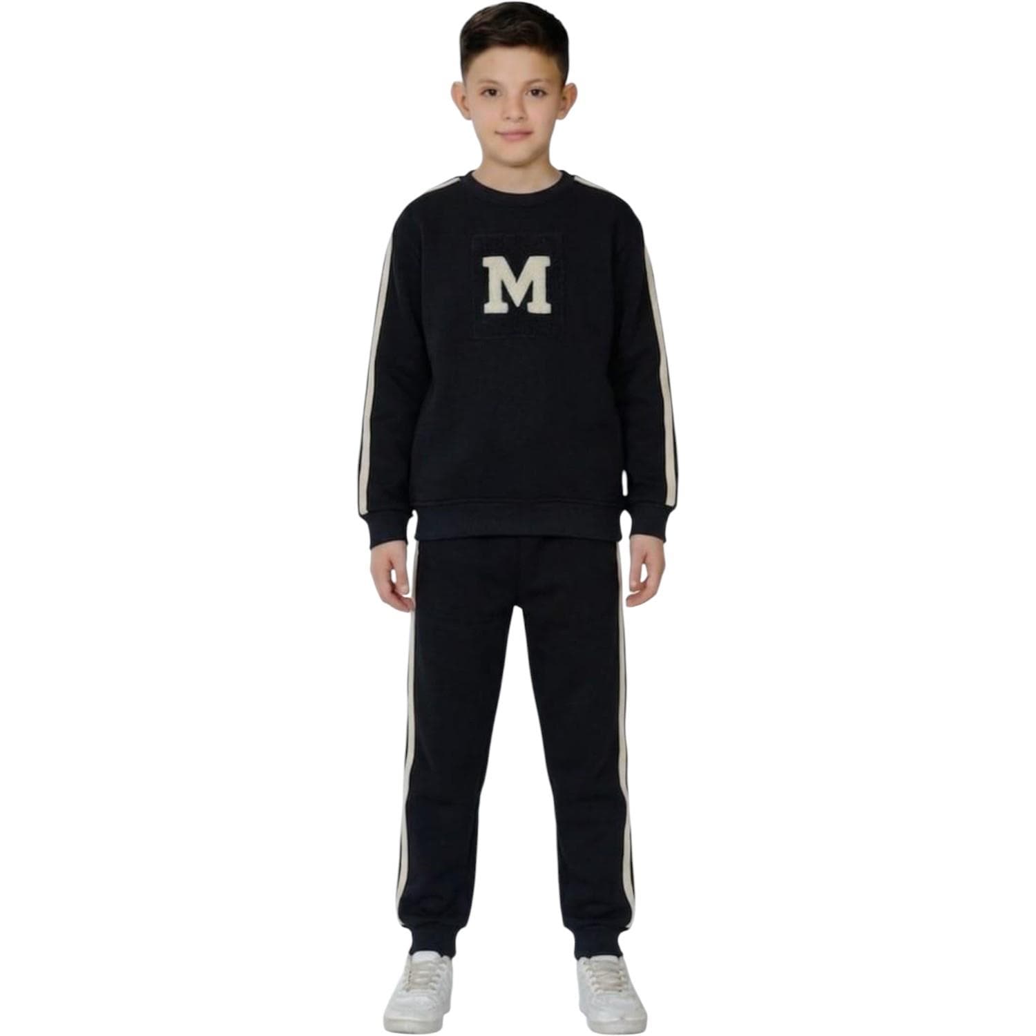 Sweatshirt ve pantolondan oluşan çocuk spor takımı